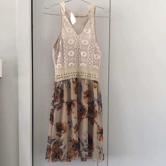 Lace floral dress size medium - Picture 9 of 10